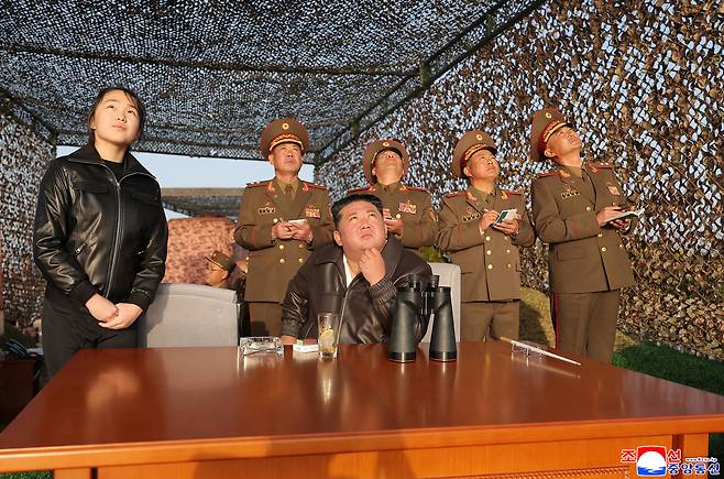 지난달 19일 김정은 국무위원장과 딸 주애가 지상 대 지상 전술탄도미사일 ‘화성포-11라’형 전투부(탄두) 위력 평가를 위한 시험발사를 참관하고 있다. 조선중앙통신·연합뉴스