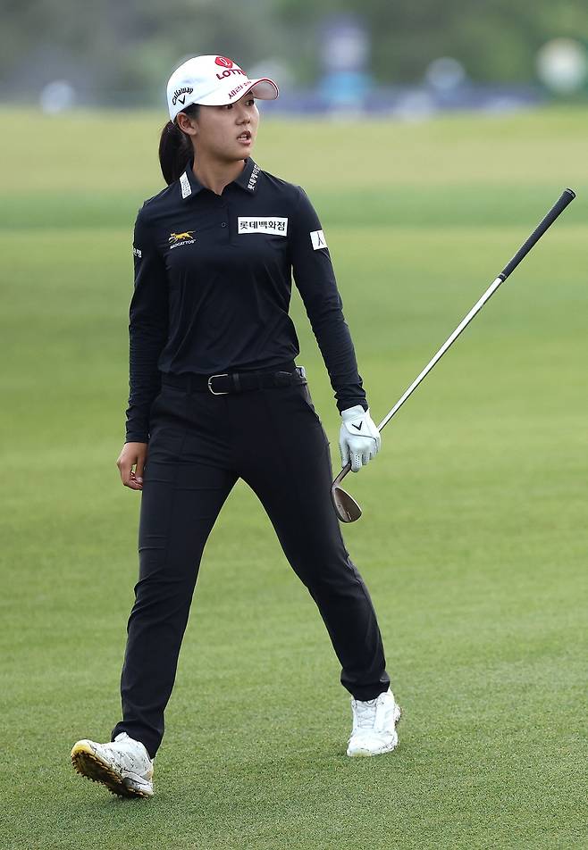 샷을 한 뒤 공을 확인하고 있는 황유민. 사진 제공=KLPGA