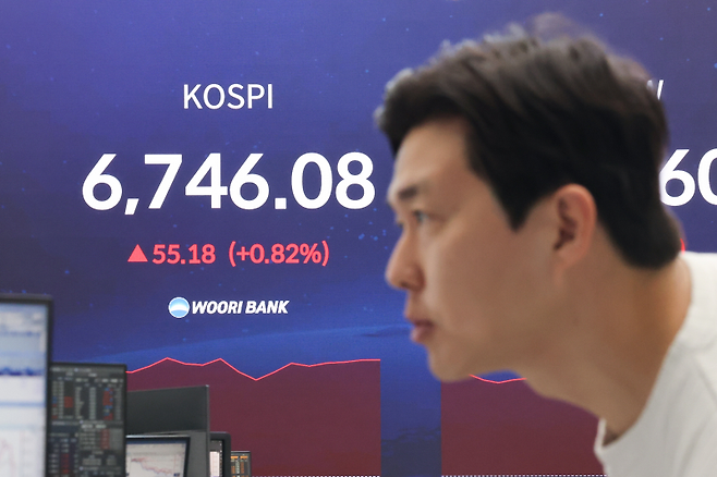 30일 서울 중구 우리은행 본점 딜링룸 현황판에 코스피가 표시돼 있다.  연합뉴스