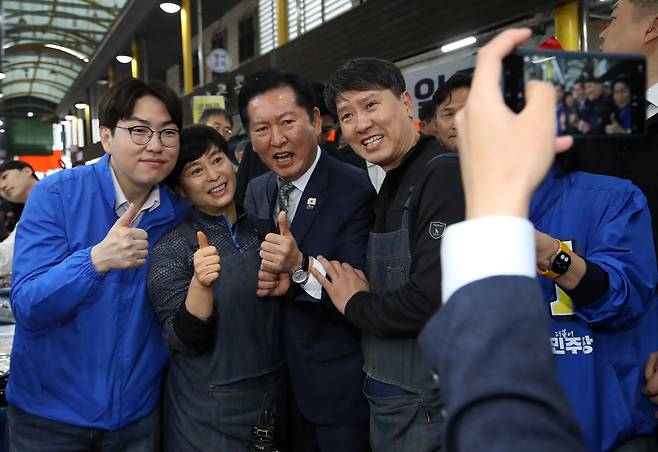 정청래 더불어민주당 대표와 부산 북갑 국회의원 보궐선거에 출마하는 하정우 전 청와대 AI미래기획수석이 3일 부산 북구 구포시장을 찾아 상인들과 사진을 찍고 있다. 2026.5.3/뉴스1