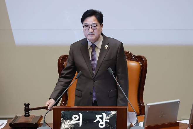 우원식 국회의장이 23일 국회에서 열린 4월 임시국회 7차 본회의 개회를 선언하고 있다. 연합뉴스