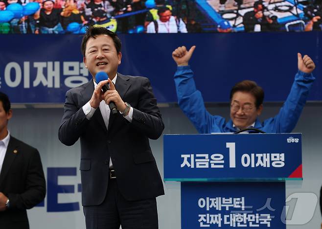김용남 전 의원이 지난해 5월 17일 이재명 더불어민주당 대통령 후보의 집중유세에서 이 후보 지지 발언을 하고 있다. (공동취재)2025.5.17 ⓒ 뉴스1 이재명 기자