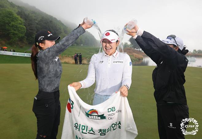 유현조가 3일&nbsp;제1회 DB 위민스 챔피언십에서 정상에 올라 시즌 첫 승 및 통산 3승을 달성한 뒤 동료들의 축하 물 세례를 받고 있다. &nbsp;사진제공 | KLPGA