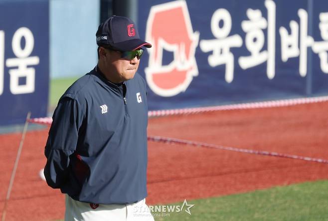 2026 신한 SOL KBO리그 LG 트윈스 대 롯데 자이언츠 경기가 16일 서울 잠실야구장에서 열렸다.  롯데 김태형 감독이 상념에 잠긴 채 선수들의 훈련을 지켜보고 있다. /사진=김진경 대기자