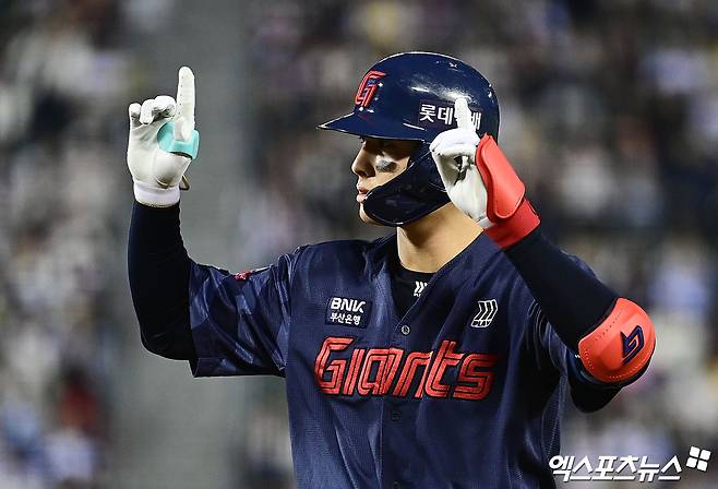 16일 오후 서울 송파구 잠실야구장에서 열린 '2026 신한 SOL Bank KBO리그' 롯데 자이언츠와 LG 트윈스의 경기, 3회초 1사 1루 롯데 윤동희가 안타를 때려낸 뒤 세리머니를 하고 있다. 엑스포츠뉴스 DB