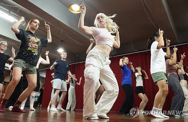 외국인 대학생 K-POP 댄스 체험(기사와 직접 관련 없음) [연합뉴스 자료사진]