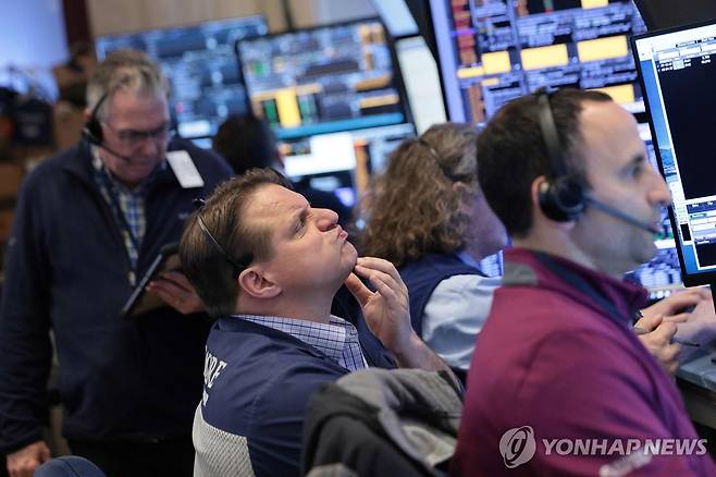 뉴욕증권거래소(NYSE)의 트레이더들 [AFP 연합뉴스 자료사진. 재판매 및 DB 금지]