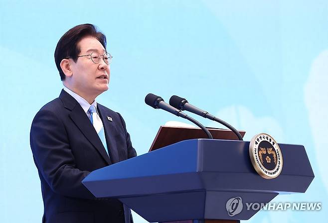 이재명 대통령, 노동절 기념사 (서울=연합뉴스) 김도훈 기자 = 이재명 대통령이 1일 청와대 영빈관에서 열린 노동절 기념식에서 기념사하고 있다.
    청와대가 노동절 기념식을 개최한 것은 사상 처음이다. 2026.5.1 superdoo82@yna.co.kr