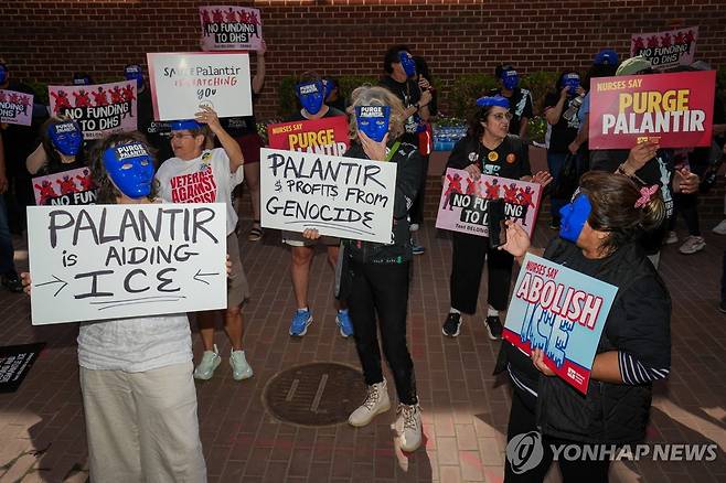 팔란티어 항의 시위 이주민 인권 활동가들이 지난달 1일(현지시간) 미국 워싱턴DC의 팔란티어 사무실 앞에서 시위하고 있다. [로이터=연합뉴스 자료사진. 재판매 및 DB 금지]