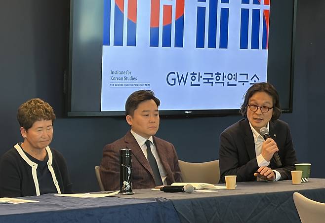 2026 북미한국학센터장 회의 기자간담회 (워싱턴=연합뉴스) 백나리 특파원 = 2일(현지시간) 미국 워싱턴DC 조지워싱턴대 한국학연구소에서 열린 '2026 북미한국학센터장 회의' 기자간담회에서 참석자들이 발언하고 있다. 2026.5.3. nari@yna.co.kr