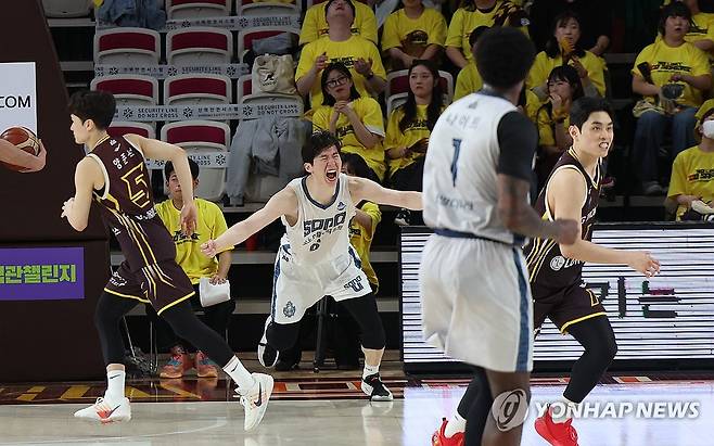 이정현 "이긴다" (창원=연합뉴스) 김동민 기자 = 23일 경남 창원체육관에서 열린 KBL 2025-2026 LG전자 프로농구 4강 플레이오프(PO) 1차전 창원 LG 세이커스와 고양 소노 스카이거너스 경기. 소노 이정현이 4쿼터에서 슛을 넣은 후 기뻐하고 있다. 2026.4.23 image@yna.co.kr