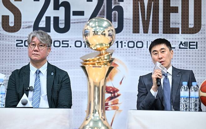 소노의 손창환(왼쪽) 감독과 KCC의 이상민 감독 [KBL 제공. 재판매 및 DB 금지]