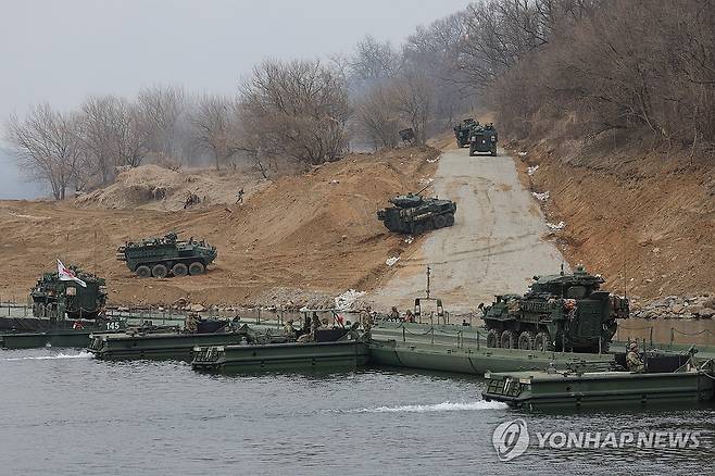 임진강 건너는 스트라이커 장갑차 (연천=연합뉴스) 임병식 기자 = 14일 경기도 연천군 임진강에서 실시된 한미연합 도하훈련에서 주한미군 스트라이커 장갑차들이 부교를 건너고 있다. 
    한미연합훈련 '자유의 방패'(프리덤실드·FS) 연습 일환으로 실시된 이번 훈련에는 미2사단/한미연합사단과 한국군 수도기계화보병사단 및 7공병여단이 참가했다. 2026.3.14 andphotodo@yna.co.kr