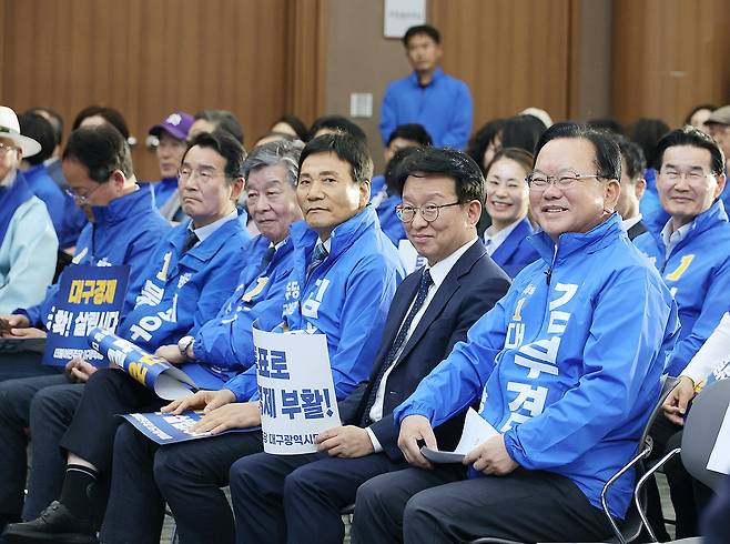 밝게 웃는 김부겸 대구시장 예비후보 (대구=연합뉴스) 박세진 기자 = 더불어민주당 김부겸 대구시장 예비후보가 3일 대구 북구 엑스코에서 열린 민주당 대구시당 지방선거 필승 전진대회에 참석해 밝게 웃고 있다. 2026.5.3 psjpsj@yna.co.kr