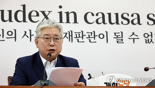 현안 관련 긴급 기자회견 하는 조응천 경기지사 후보 (서울=연합뉴스) 이동해 기자 = 개혁신당 조응천 경기도지사 후보가 3일 국회에서 현안 관련 긴급 기자회견을 하고 있다. 2026.5.3 eastsea@yna.co.kr