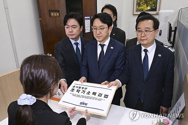 민주당, '조작기소 특검법' 의안과 제출 (서울=연합뉴스) 이동해 기자 = 더불어민주당 천준호 원내대표 직무대행과 국정조사특위 위원들이 30일 국회 의안과에 '윤석열 정치검찰 조작기소 진상규명 특검법'을 제출하고 있다. 2026.4.30 [공동취재] eastsea@yna.co.kr
