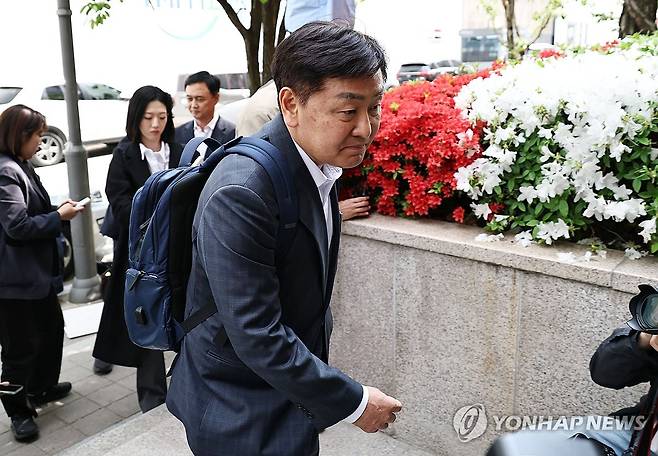 2차 종합특검 출석하는 김관영 지사 (과천=연합뉴스) 김인철 기자 = 12·3 비상계엄 당시 전북도청 폐쇄 의혹을 받는 김관영 전북특별자치도지사가 30일 경기도 과천 2차종합특검에 비상계엄 내란 동조 혐의 관련 조사를 받기 위해 피의자 신분으로 출석하고 있다. 2026.4.30 yatoya@yna.co.kr