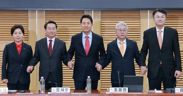 국민의힘 오세훈 서울시장 후보, 유정복 인천시장 후보, 양향자 경기도지사 후보, 개혁신당 조응천 경기도지사 후보와 김정철 서울시장 후보가 4일 국회 의원회관에서 더불어민주당이 추진하는 ‘윤석열 정부 조작 수사·기소 의혹 특검법안’에 대한 대응 방안을 논의하기 위해 회동하며 기념 촬영하고 있다. 양 후보는 일정으로 인해 기념 촬영 뒤 이석했다. 2026.5.4 /연합뉴스