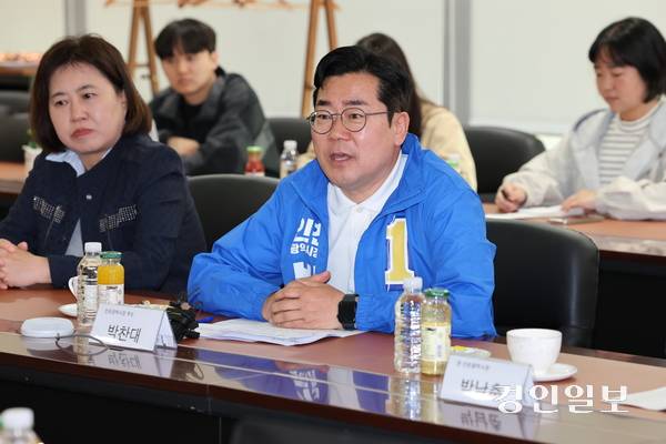 더불어민주당 박찬대 인천시장 예비후보가 4일 인천 중구 영종국제도시 내 반도체 후공장 기업인 스태츠칩팩코리아를 방문해 관계자들과 간담회를 갖고 있다. 2026.5.4. /조재현기자 jhc@kyeongin.com