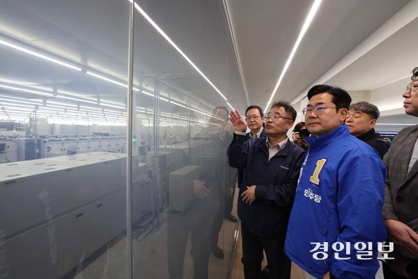 더불어민주당 박찬대 인천시장 예비후보가 4일 인천 중구 스태츠칩팩코리아 내 생산 공장 현장을 관계자들과 함께 둘러보고 있다. 2026.5.4. /조재현기자 jhc@kyeongin.com