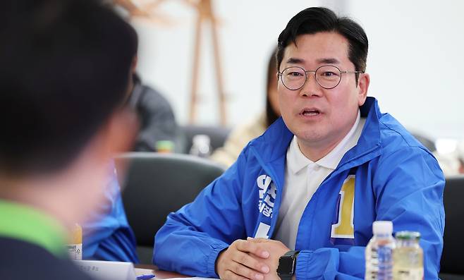 ▲ 더불어민주당 박찬대 인천시장 후보가 4일 인천 중구 영종도 스태츠칩팩코리아를 방문해 회사 관계자들과 간담회를 갖고 질의에 답변하고 있다. /이재민 기자 leejm@incheonilbo.com