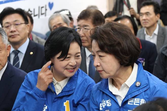 추미애 경기도지사 예비후보가 3일 열린 박은미 양평군수 거사무소 개소식에 참석해 이야기를 나누고 있다. <안유신 기자>