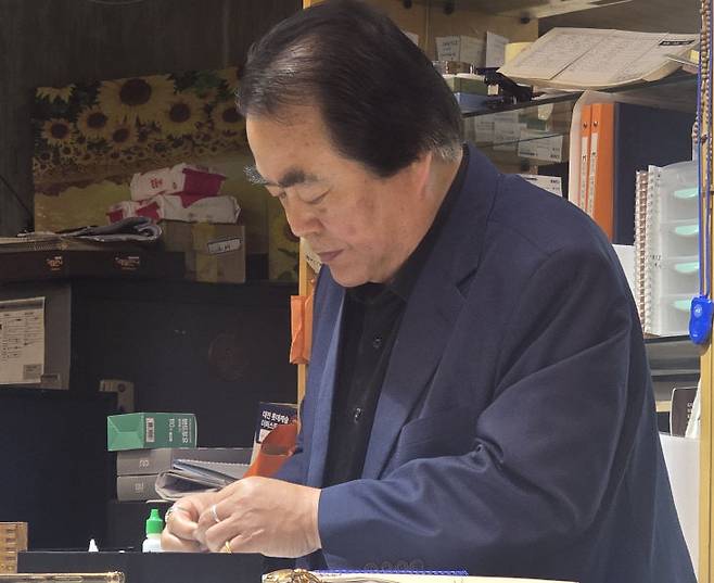 임운석 씨알보석 대표가  귀금속 세공을 하고 있다.                               사진=한성일 기자