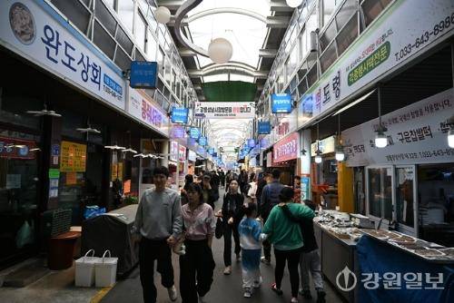 지난달 29일 인파로 붐비는 강릉 중앙시장. 손지찬 기자
