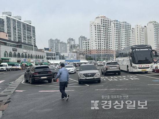 ▲ 울산 동구 방어진항내 도로 구조와 안내 표시가 엇갈리면서 차량들이 임의로 진로를 선택하고, 좁은 구간에서 합류가 반복되는 등 혼잡이 이어지고 있다. 사진은 지난 1일 진입금지 표지가 있는 방향으로 차량들이 교행하는 모습.