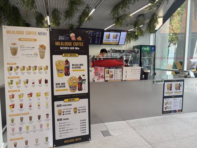 1층에 위치한 카페에서는 실제 영화관처럼 팝콘과 음료를 함께 판매하고 있다.
