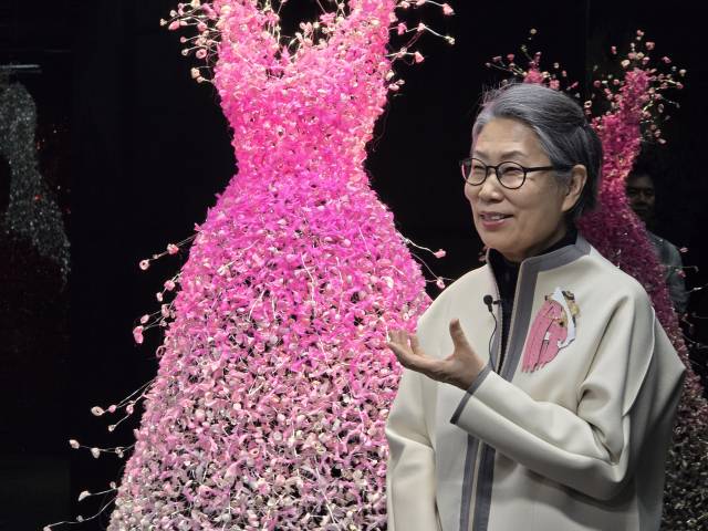 금기숙 작가가 핵심 작품인 ‘핑크 로투스(Pink Lotus)’를 설명하고 있다. 김현우 기자