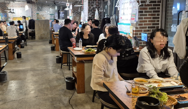 1일 오후 8시쯤 대구 중구 삼덕동의 한 고깃집이 평일 저녁임에도 손님들로 붐비고 있다. <조윤화 기자>