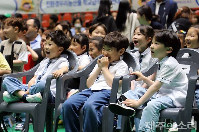 2024년 제주시 한라체육관에서 열린 어린이날 기념식에서 환하게 웃고 있는 어린이들. ⓒ제주의소리 자료사진
