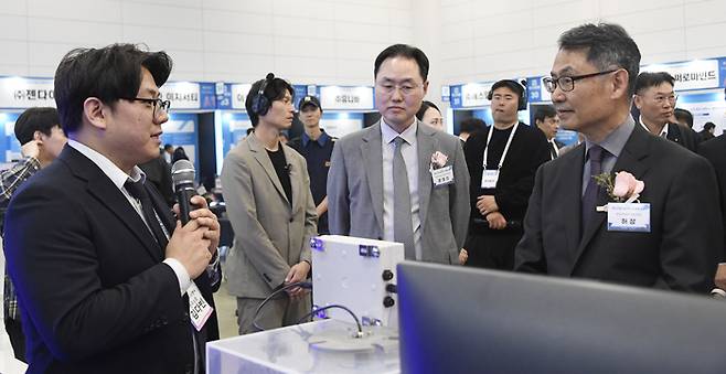 최근 세종시 정부세종컨벤션센터에서 열린 ‘2026 중소기업기술마켓 AI 동행 포럼’ 내 케이씨티이엔씨 부스에 공공기관 관계자들이 방문해 미어캣에 대한 소개를 듣고 있다. /케이씨티이엔씨 제공