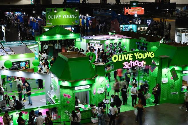CJ올리브영이 66개 K뷰티 브랜드들과 함께 꾸린 'KCON LA 2025' 올리브영 부스가 현지 관람객들로 북적이는 모습. [제공=CJ올리브영]