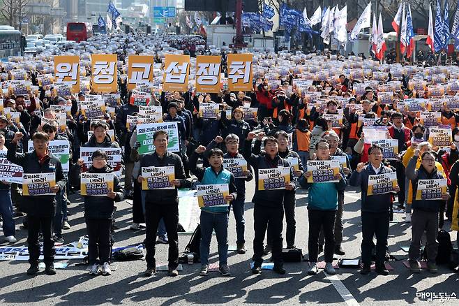 ▲ 개정 노조법 시행 첫날인 3월10일, 민주노총이 서울 세종대로에서 연 '진짜 사장 나와라! 원청교섭 쟁취! 모든 노동자의 노동기본권·노조할 권리 쟁취! 민주노총 투쟁 선포대회'에서 참가자들이 구호를 외치고 있다. <자료사진 정기훈 기자>