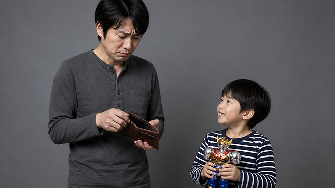 고물가 여파로 '가정의 달' 풍경이 변하고 있다. 체면보다 실속을 택한 소비자들이 중고 플랫폼에서 '미개봉' 선물이나 '콩알 골드바'를 찾는 현상이 두드러진다. 과도한 지출 압박이라는 '에너지 펜듈럼'에서 벗어나 비용은 낮추고 정성은 지키려는 한국형 리기프팅 문화의 진화로 풀이된다. /챗GPT 제작 이미지