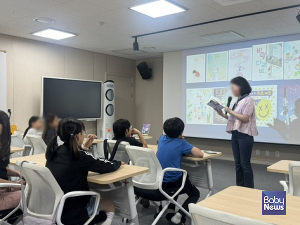 &nbsp;2025년 산타언니의 디지털세탁소 어린이 독서문화프로그램 사진.&nbsp;ⓒ마포구