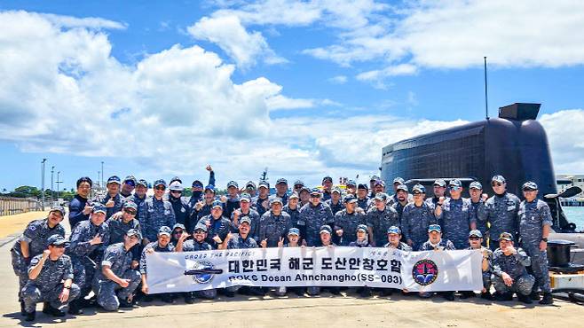 도산안창호함(SS-Ⅲ) 승조원들이 미국 괌을 거쳐 4일(한국시간) 군수적재차 하와이 진주만-히캄 합동기지에 입항해 기념사진을 촬영하고 있다. (사진=해군)
