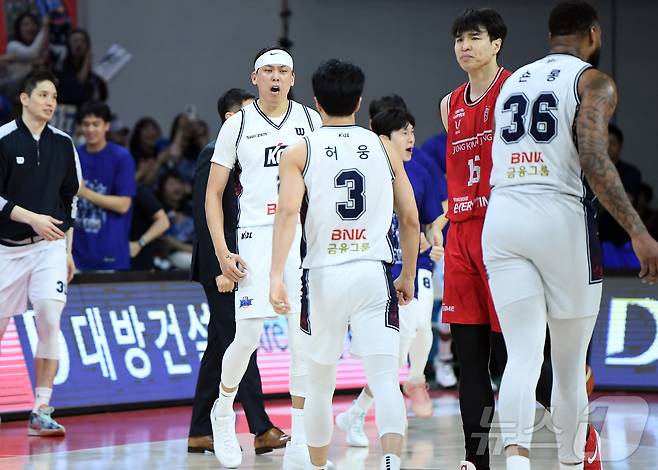 24일 경기 안양시 정관장 아레나에서 열린 2025-26 LG전자 프로농구 4강 플레이오프(5전 3선승제) 1차전 부산 KCC와 안양 정관장의 경기, 부산 KCC 최준용이 팀 동료들과 기쁨을 나누고 있다. (KBL 제공, 재판매 및 DB 금지) 2026.4.24 ⓒ 뉴스1 김진환 기자