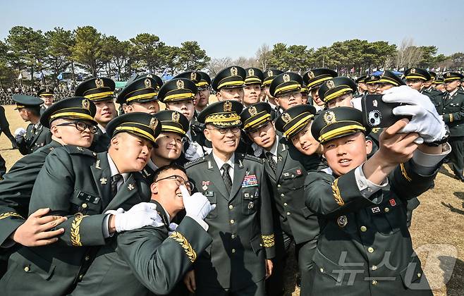 지난 3월 전북 익산 육군부사관학교에서 열린 육군 26-1기 부사관 임관식에서 신임 부사관들이 기념촬영 하는 모습.  2026.3.26 ⓒ 뉴스1(육군 제공. 재판매 및 DB 금지)