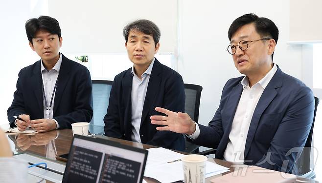 설탕 담합을 적발해낸 공정거래위원회 오행록 기업거래결합심사국장, 우병훈 서기관, 정문홍 사무관이 28일 세종시 공정거래위원회에서 본사와 인터뷰 하고 있다. 2026.4.28 ⓒ 뉴스1 김기남 기자