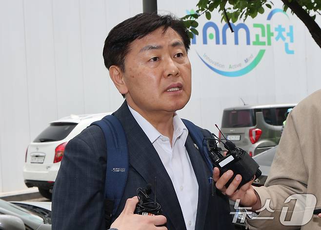김관영 전북특별자치도지사가 30일 12·3 비상계엄 당시 '전북도청 폐쇄 의혹'과 관련해 피의자 조사를 받기 위해 경기 과천 2차 종합특검 사무실로 출석하며 취재진 질문에 답하고 있다. 2026.4.30 ⓒ 뉴스1 임세영 기자