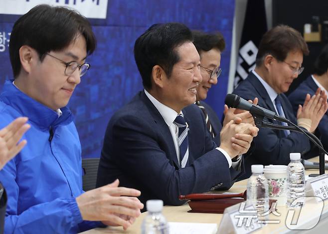 정청래 더불어민주당 대표가 4일 오전 부산 동구 부산항국제전시컨벤션센터에서 열린 부산 현장 최고위원회의에서 부산 북갑 보궐선거 후보인 하정우 전 청와대 AI미래기획수석의 발언이 끝나자 손뼉을 치고 있다. 2026.5.4 ⓒ 뉴스1 윤일지 기자