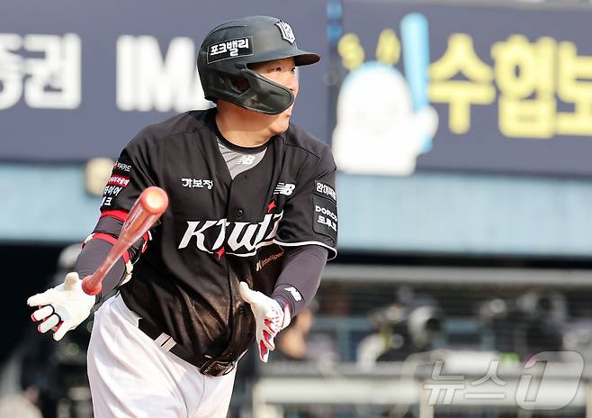29일 서울 송파구 잠실야구장에서 열린 '2026 신한 SOL KBO리그' KT 위즈와 LG 트윈스의 경기, KT 김현수가 7회초 1사 1루 상황 병살타를 치고 있다. 2026.3.29 ⓒ 뉴스1 김진환 기자