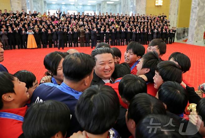 (평양 노동신문=뉴스1) =  김정은 북한 노동당 총비서가 국제축구연맹(FIFA) 17세 미만(U-17) 경기에서 우승한 여자축구 선수들과 감독들과 만나는 모습. [국내에서만 사용가능. 재배포 금지. DB 금지. For Use Only in the Republic of Korea. Redistribution Prohibited] rodongphoto@news1.kr