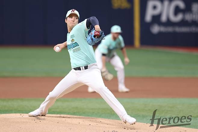 키움 안우진이 2일 고척스카이돔에서 열린 2026 KBO리그 정규시즌 두산전에 선발 등판해 역투하고 있다. 사진 | 키움 히어로즈