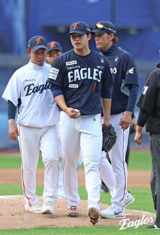 한화 문동주가 2일 대구삼성라이온즈파크에서 열린 2026 KBO리그 정규시즌 삼성전에 선발 등판했으나 1회말 2사 후 교체되고 있다. 사진 | 한화 이글스