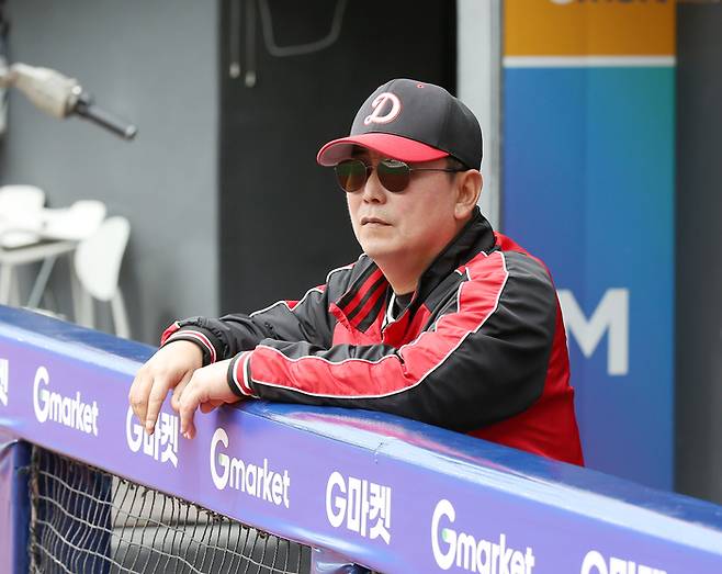 덕수고 정윤진 감독이 22일 인천SSG랜더스필드에서 열린 2024 신세계 이마트배 전국고교야구대회 결승전 전주고와 경기에 앞서 선수들의 훈련을 지켜보고 있다. 사진 | SSG 랜더스