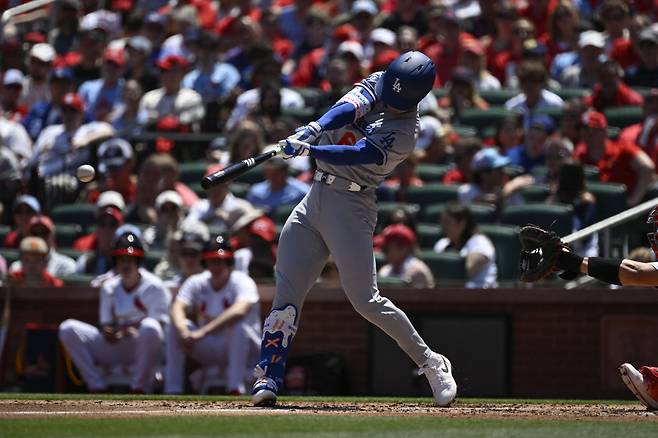 May 3, 2026; St. Louis, Missouri, USA; Los Angeles Dodgers shortstop Hyeseong Kim (6) hits an RBI single against the St. Louis Cardinals in the second inning at Busch Stadium. Mandatory Credit: Joe Puetz-Imagn Images







<저작권자(c) 연합뉴스, 무단 전재-재배포, AI 학습 및 활용 금지>